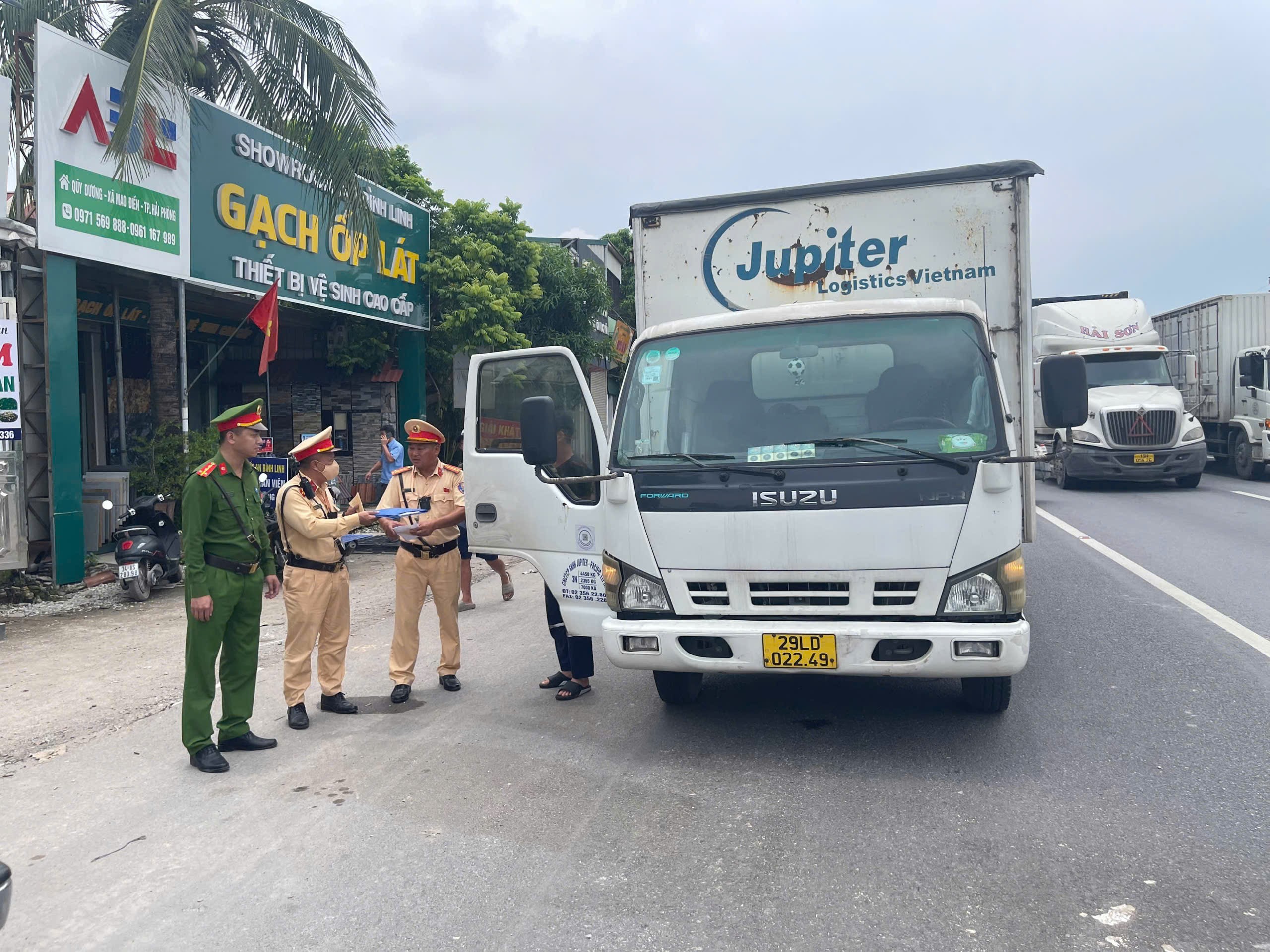 Công an xã Mao Điền chủ động phối hợp tuyên truyền, xử lý vi phạm trật tự công cộng và hành vi dừng, đỗ xe sai quy định